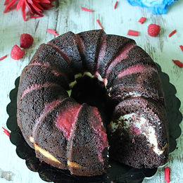 Bundt cake al cacao con crema di ricotta e lamponi – senza glutine