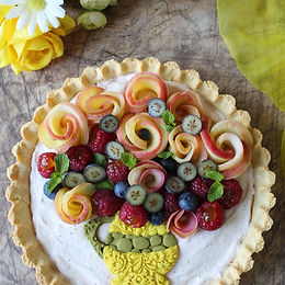 Crostata vaso di fiori fruttato con frolla al cocco e mousse di fichi – senza glutine e senza latticini