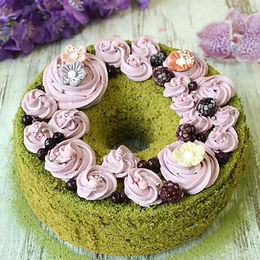 Chiffon cake al pistacchio e tè Matcha con frosting ai frutti di bosco – senza glutine e senza burro