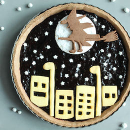 Crostata della Befana con frolla al cacao e marmellata di mirtilli – senza glutine e senza burro