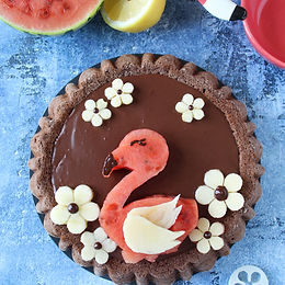 Crostata morbida fenicottero con salsa all’anguria e crema al cioccolato – senza glutine