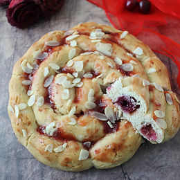 Crostata arrotolata alle ciliegie con frolla allo yogurt – senza glutine, senza lattosio e senza burro