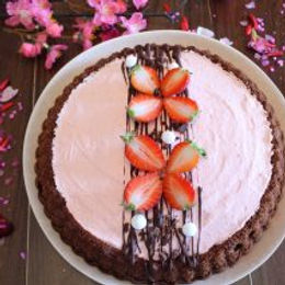 Torta morbida al cioccolato fondente con mousse light di fragole – senza glutine, senza burro e senza lattosio