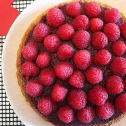 Crostata morbida alla curcuma con farcia ai lamponi freschi – senza glutine e senza lattosio