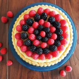 Crostata morbida con crema pasticcera light e frutti di bosco – senza glutine e senza lattosio