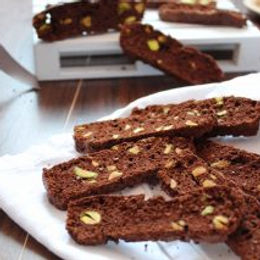 Sfoglie di biscotti con albumi, cacao e pistacchi – senza glutine e senza burro