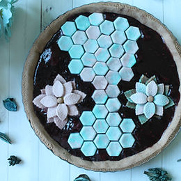 Crostata geometrica al cacao con marmellata di frutti di bosco – senza glutine e senza burro