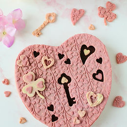 Crostata cuore con frolla alla barbabietola e ripieno al cioccolato e confettura - senza glutine