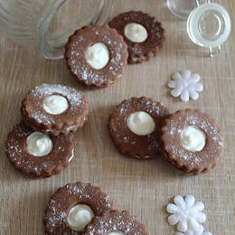 Biscottini al cacao con mousse allo yogurt – senza glutine e senza burro