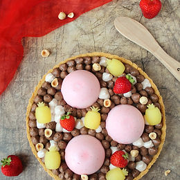 Crostata alle nocciole con mousse alle fragole e ganache al cioccolato – senza glutine