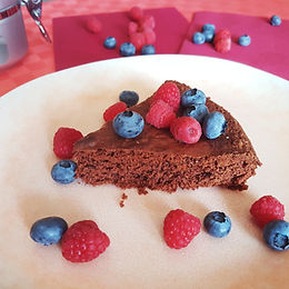 Torta al cioccolato con frutti di bosco freschi – senza glutine e senza lattosio