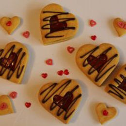 Biscotti cuore con marmellata di fragole – senza glutine e senza burro