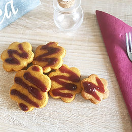 Biscotti fatti in casa aromatizzati alla marmellata di fragole – senza glutine e senza lattosio