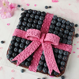 Torta pacco regalo ai mirtilli e pan di spagna alle mandorle – senza glutine e senza latticini