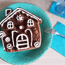 Torta casetta al cacao decorata con yogurt bianco – senza glutine e senza lattosio e senza burro