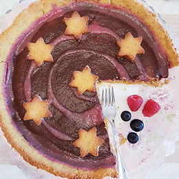 Crostata alle mandorle con purea di mirtilli e lamponi freschi – senza glutine e senza lattosio