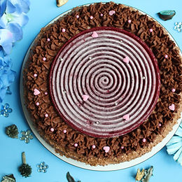Torta soffice alle nocciole e castagne con crema rocher, ganache al cioccolato e gelèe di more – senza glutine, senza burro e senza lattosio